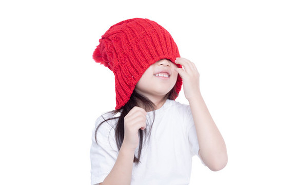 白背景前帶著紅帽子的小女孩