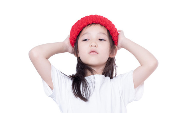 白背景前帶著紅帽子的小女孩
