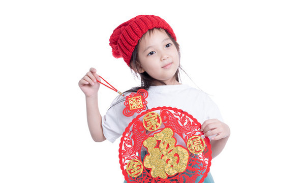 手持福字的快樂小女孩
