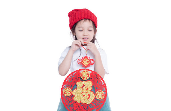 拿著福字貼紙掛件的小女孩