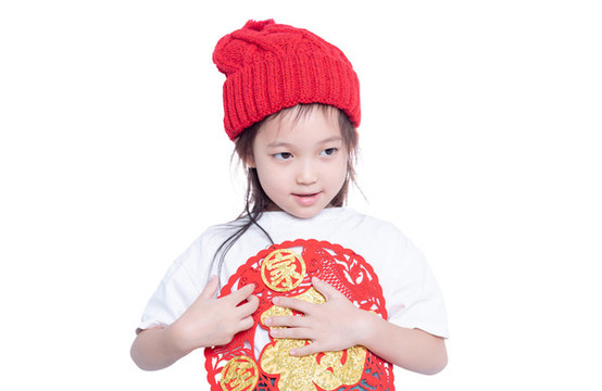 拿著福字貼紙掛件的小女孩