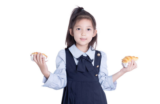 小學(xué)生女孩手持美食