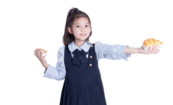小學(xué)生女孩手持美食