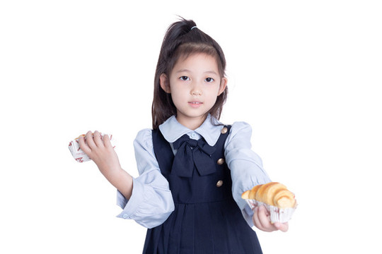 小學(xué)生女孩遞美食