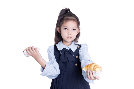 小學(xué)生女孩遞美食