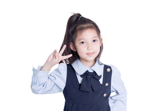 白色背景擺拍的小學(xué)生女孩