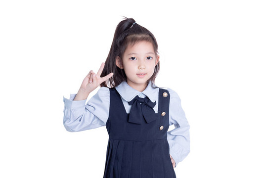 白色背景擺拍的小學(xué)生女孩