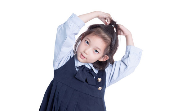 白色背景擺拍的小學(xué)生女孩