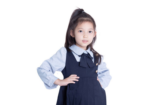 白色背景擺拍的小學(xué)生女孩