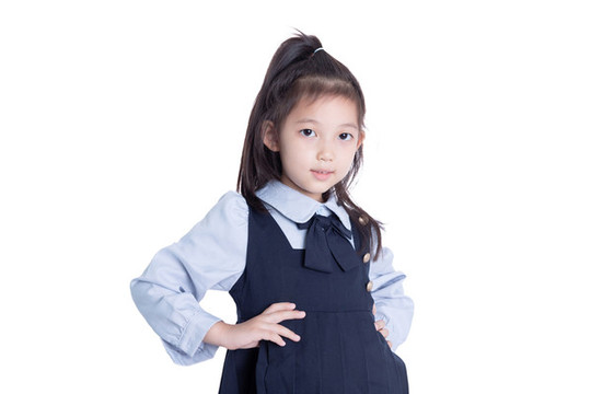 白色背景擺拍的小學(xué)生女孩