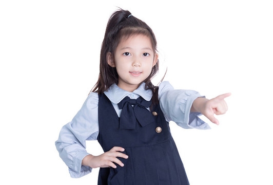 白色背景擺拍的小學(xué)生女孩