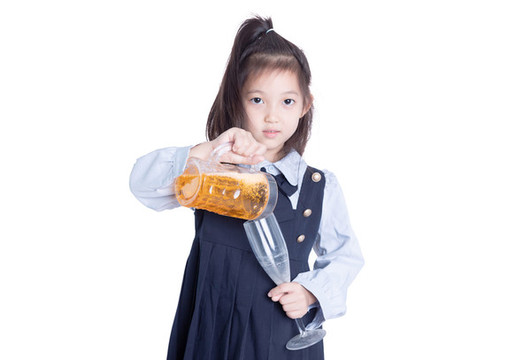 白色背景前手持飲料道具