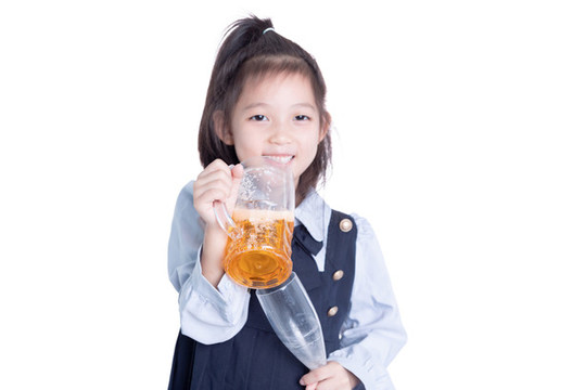 小學生女孩手持啤酒道具