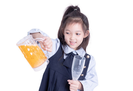 小學(xué)生女孩手持啤酒道具