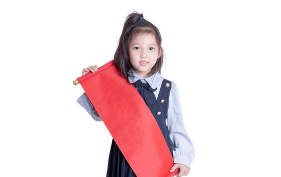 拿著對聯(lián)橫幅的學(xué)生裝小女孩