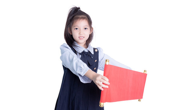 拿著對聯(lián)橫幅的學(xué)生裝女孩