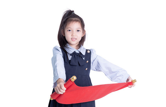 拿著對聯(lián)橫幅的學(xué)生裝女孩