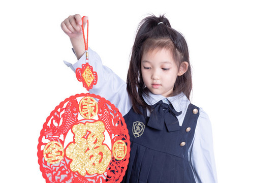 小女孩學(xué)生裝拿著福字的