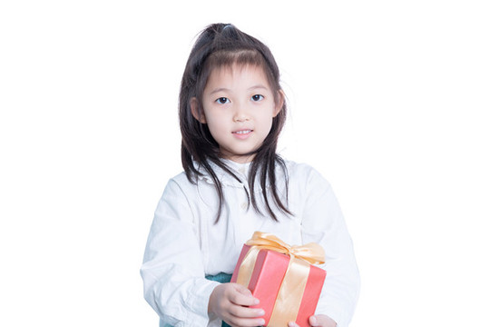 小女孩抱着礼物盒