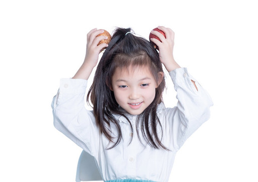 手持圣誕球的小女孩