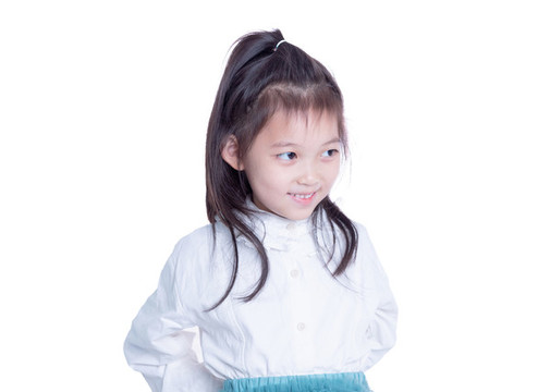 手持圣誕球的小女孩