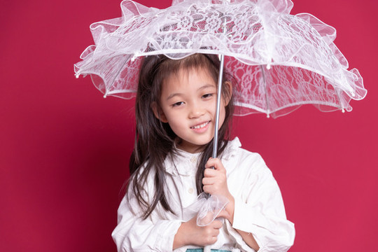 手持伞的开心小女孩
