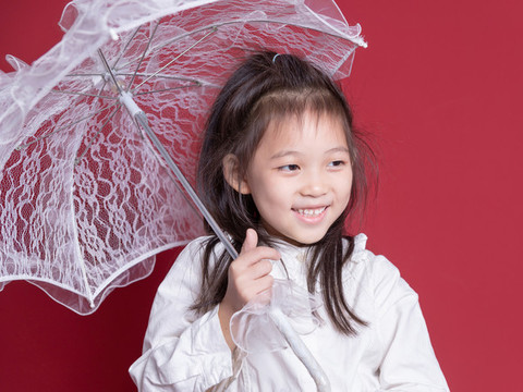 手持伞的开心小女孩