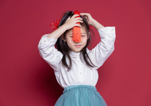 拿著中國(guó)結(jié)的可愛(ài)小女孩