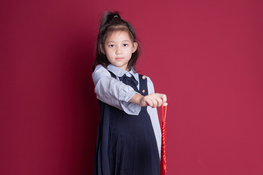 拿著中國結(jié)的可愛小女孩