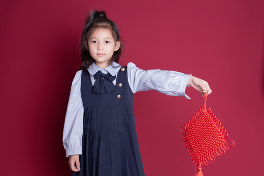 拿著中國(guó)結(jié)的可愛(ài)小女孩
