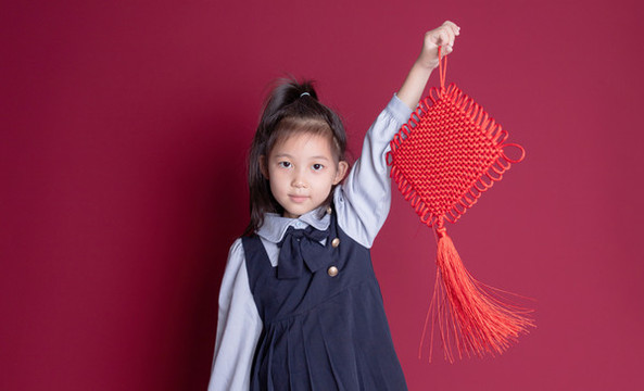 拿著中國結(jié)的可愛小女孩