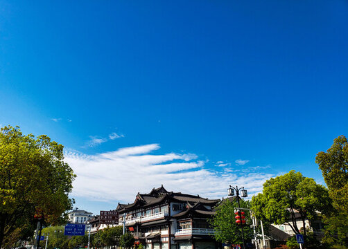 藍(lán)天白云下古城街道的十字路口