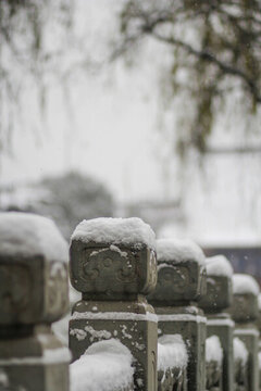 冬天校園里石柱上厚厚的積雪