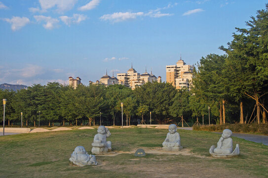 泉州北江濱公園小沙彌景觀雕像