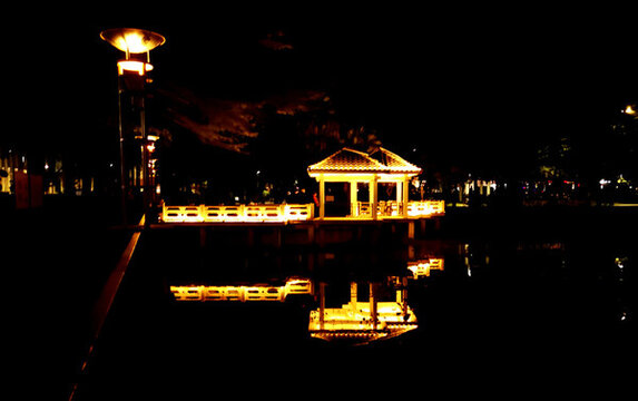 湖邊夜景