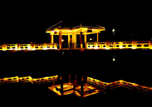 夜景燈光倒影