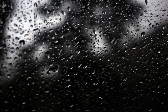 下雨天车窗玻璃上的雨滴