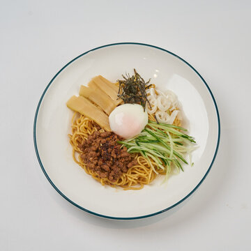 火焰肉醬溫泉蛋拌面