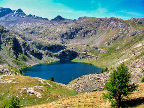 群山峻嶺與山景
