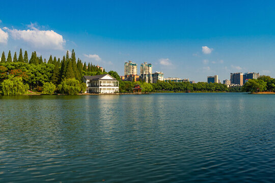 湖南長(zhǎng)沙烈士公園湖水
