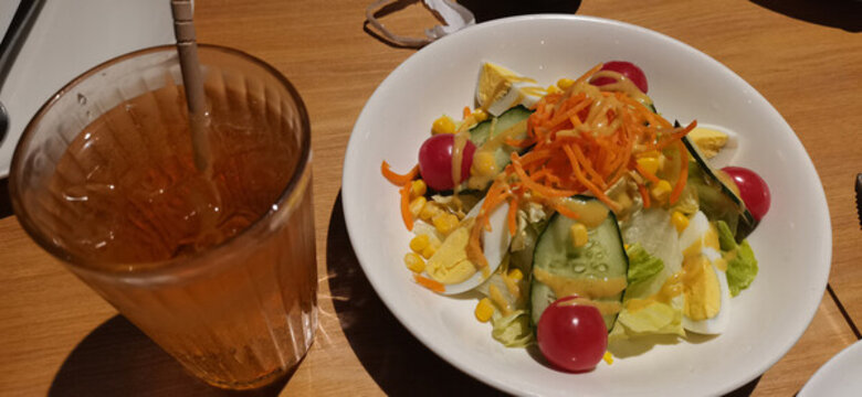蔬菜沙拉飲品