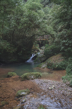 山間溪水