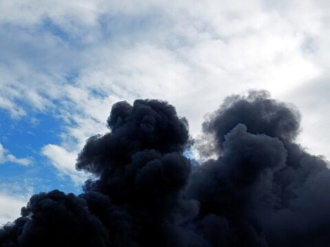 天空黑色濃煙
