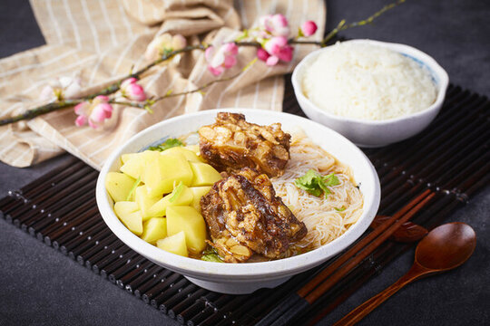 排骨土豆飯