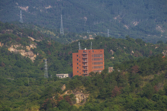 深山紅樓
