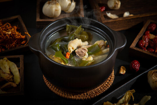 海帶瘦肉鳳爪湯