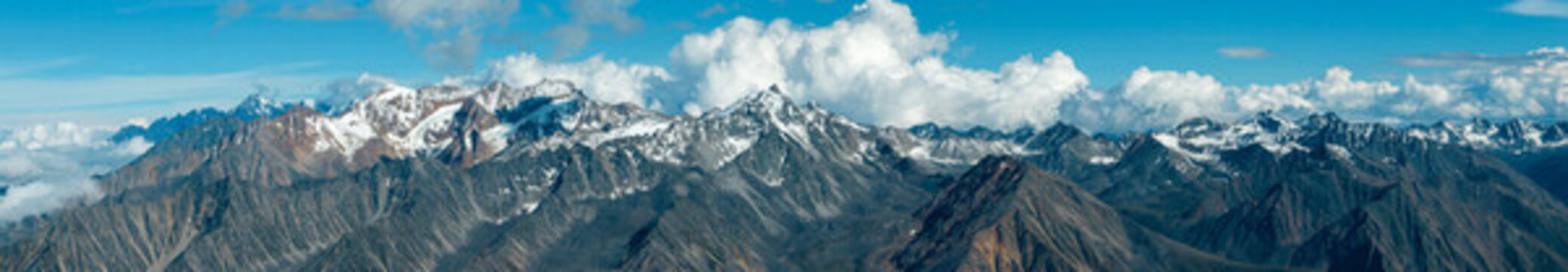 子梅埡口群山雪峰全景航拍