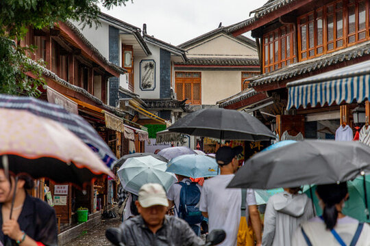 雨中大理古城