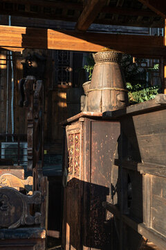 古寨内的老式背篓和木柜