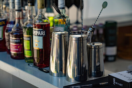 室外酒吧吧臺(tái)上調(diào)酒師的酒杯